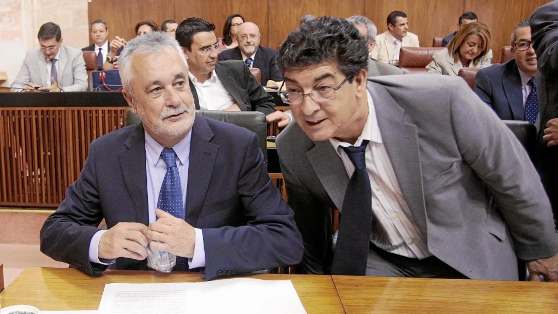 Valderas, a la derecha, junto a Griñán en el Parlamento andaluz