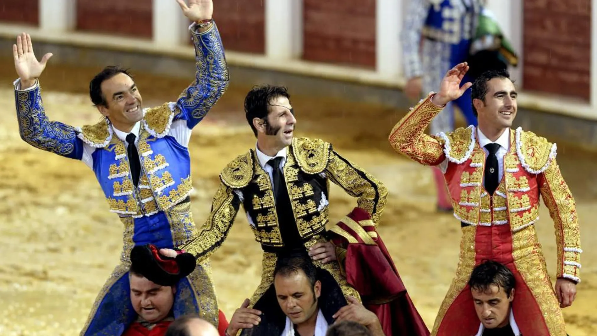 El Cid, Juan José Padilla y El Fandi abandonan a hombros el coso pucelano