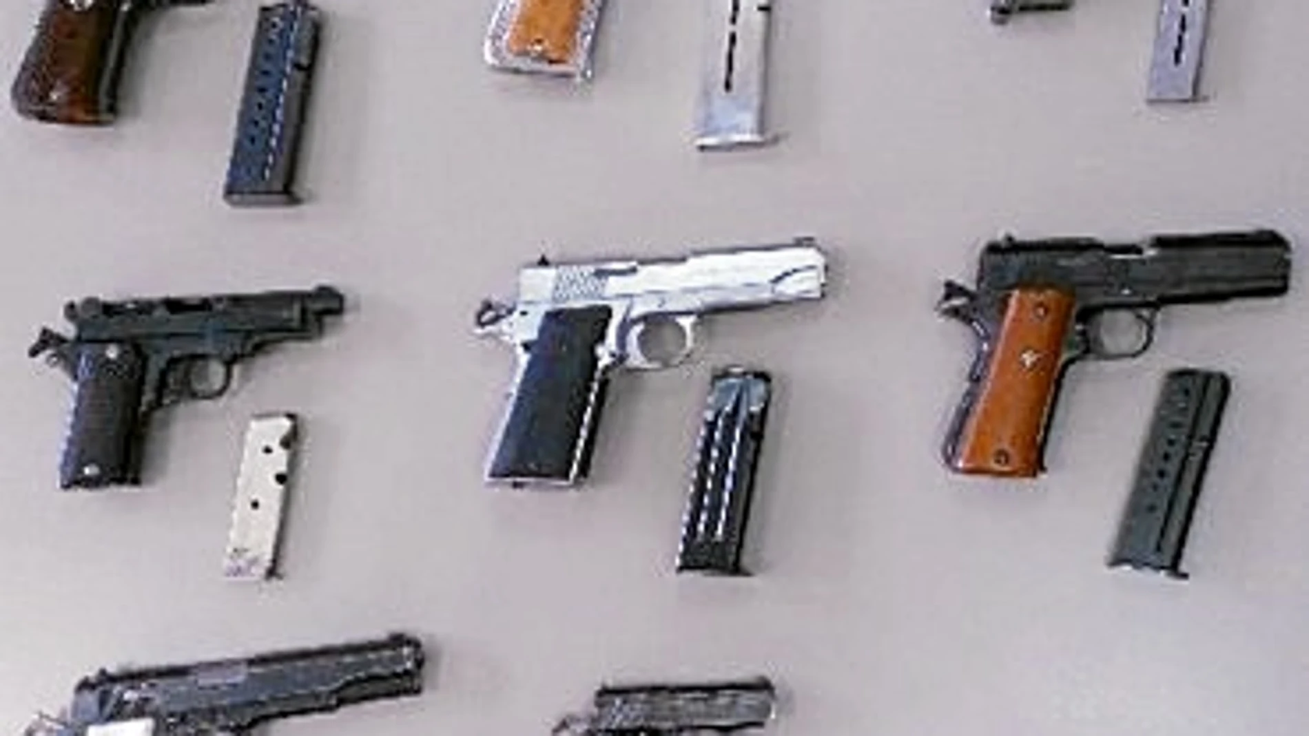 Imagen tomada por los Mossos d'Equadra de parte del arsenal del detenido