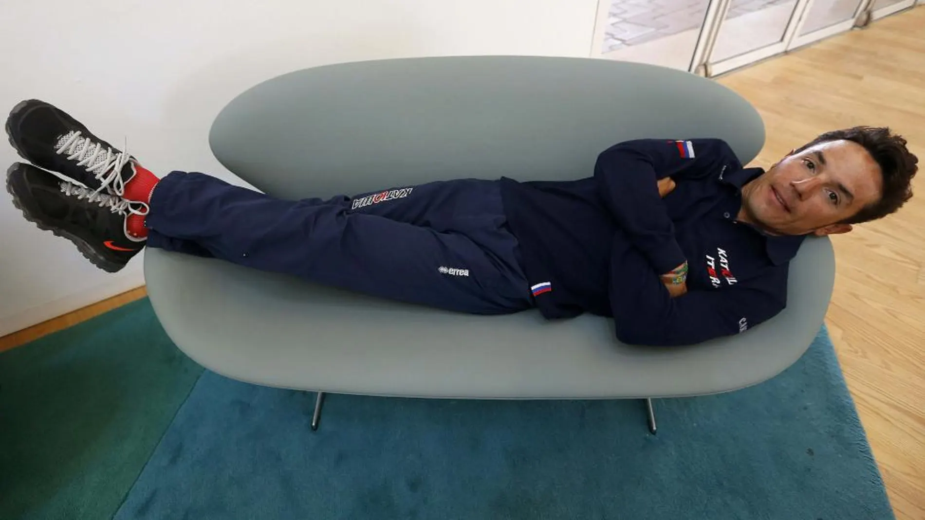 El ciclista español del equipo Katusha, Joaquín Rodríguez "Purito", tras la rueda de prensa que ha ofrecido hoy en un hotel de Zaragoza, en la segunda jornada de descanso de la Vuelta Ciclista a España