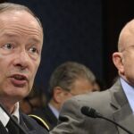 El director de la NSA, Keith Alexander (a la izquierda), y el director nacional de Inteligencia, James Clapper, testifican hoy ante la Cámara de Representantes del Congreso.