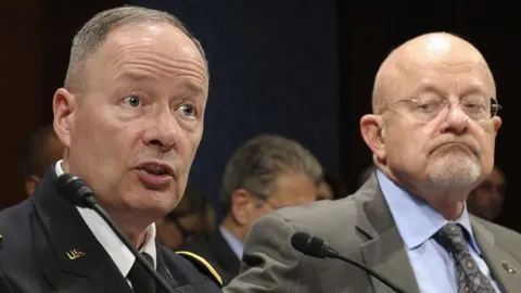 El director de la NSA, Keith Alexander (a la izquierda), y el director nacional de Inteligencia, James Clapper, testifican hoy ante la Cámara de Representantes del Congreso.