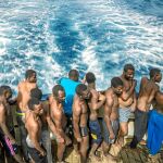 Un grupo de inmigrantes rescatados de las aguas del Mediterráneo por el barco de la ONG española Proactive Open Arms el pasado febrero