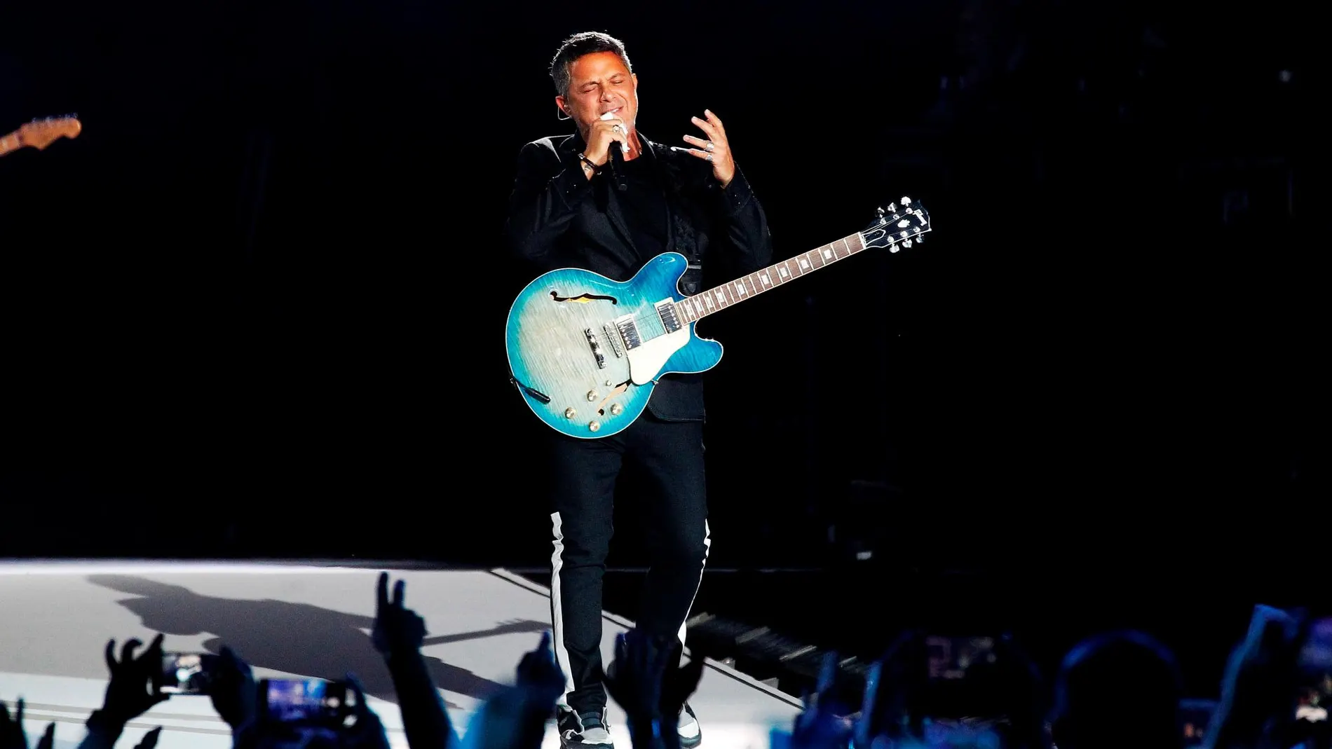 El cantante Alejandro Sanz durante el concierto que ofreció anoche en el estadio Wanda Metropolitano / Efe