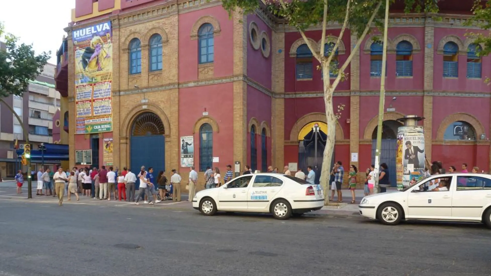 Los aficionados,a la espera de retirar sus localidades para la feria onubense