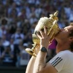 Murray besa el trofeo de ganador de Wimbledon