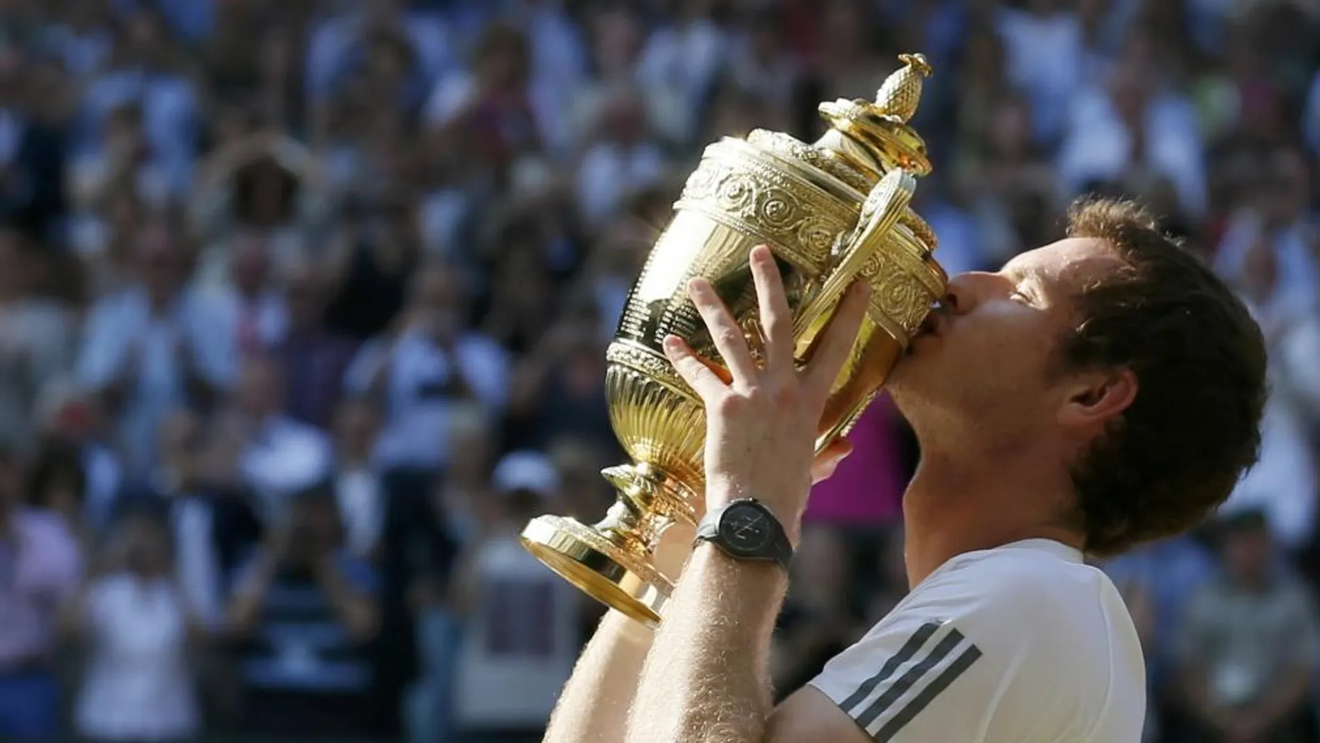 Murray besa el trofeo de ganador de Wimbledon