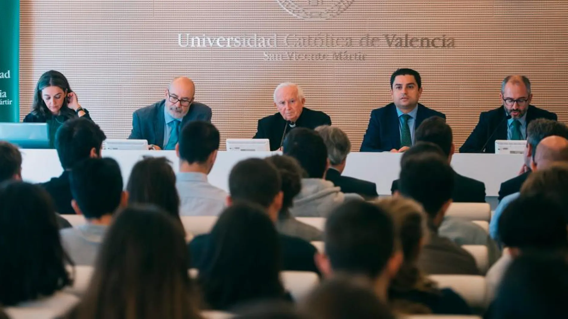 El cardenal arzobispo de Valencia, Antonio Cañizares, inauguró ayer la jornada sobre financiación autonómica en la Universidad Católica junto al conseller de Transparencia, Manuel Alcaraz/Kike Taberner