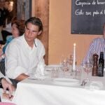 Xisca Perelló, Rafa Nadal y el Rey, durante una cena en Mallorca el pasado año