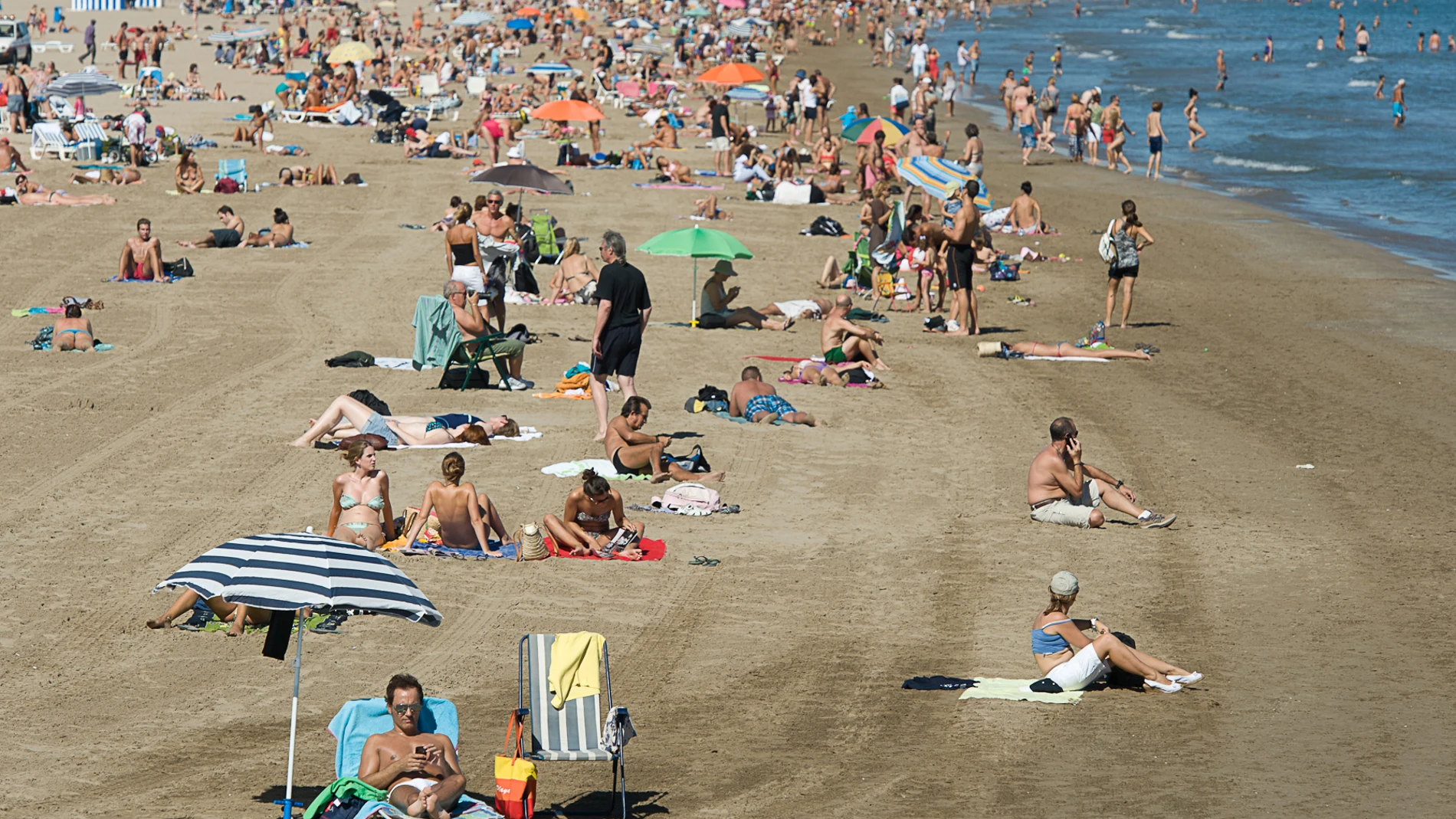 Una imagen de archivo de la playa de la Malvarrosa en la capital valenciana