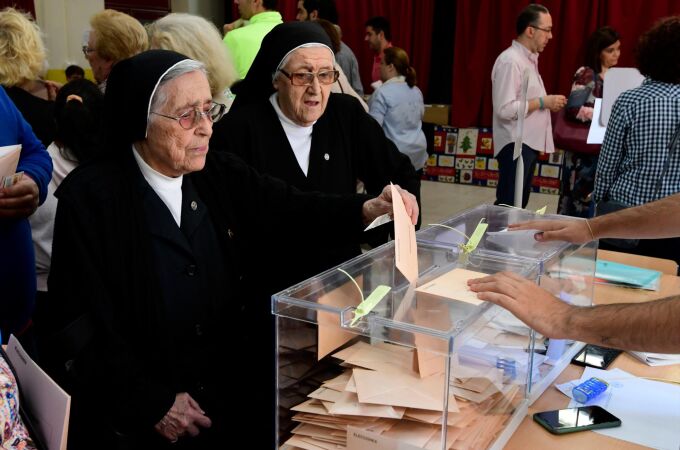 Dos monjas votan en un colegio electoral de Sevilla durante las pasadas elecciones generales / Foto: Ke-Imagen