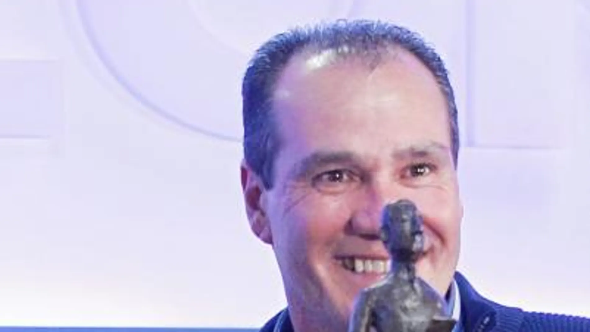 Francisco Gómez, patrón del «Divina Providencia», recogió su premio de manos del director de La Razón