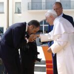 Francisco Camps besa la mano del Papa Benedicto XVI, en una imagen de archivo