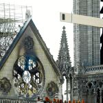 Andamios sobre Notre Dame tras el incendio que arrasó la cubierta, la aguja y parte del templo
