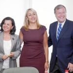 El consejero de Fomento y Medio Ambiente, Antonio Silván, junto con la cántabra Blanca Martínez y María Jesús Álvarez , de Asturias