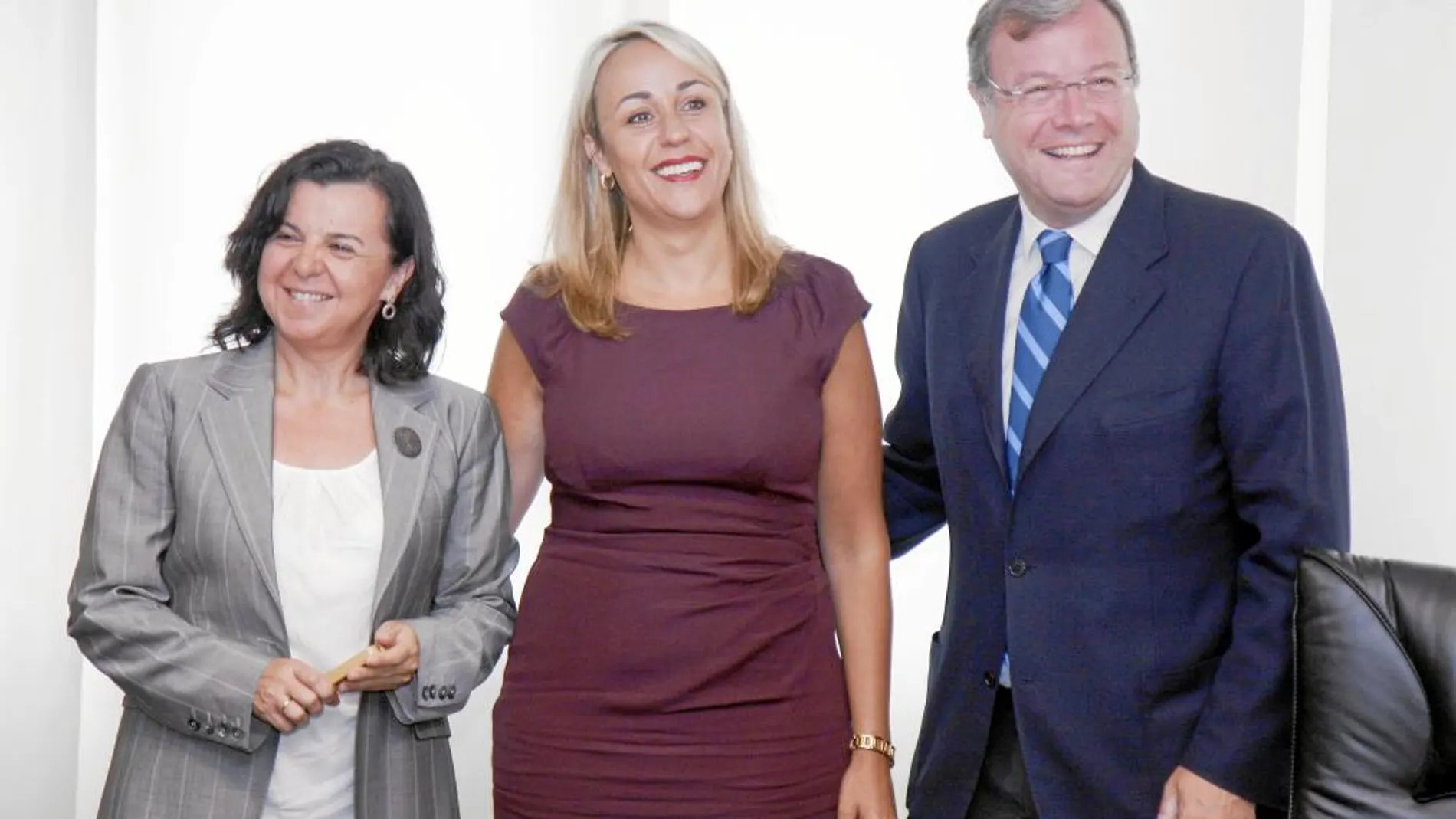 El consejero de Fomento y Medio Ambiente, Antonio Silván, junto con la cántabra Blanca Martínez y María Jesús Álvarez , de Asturias