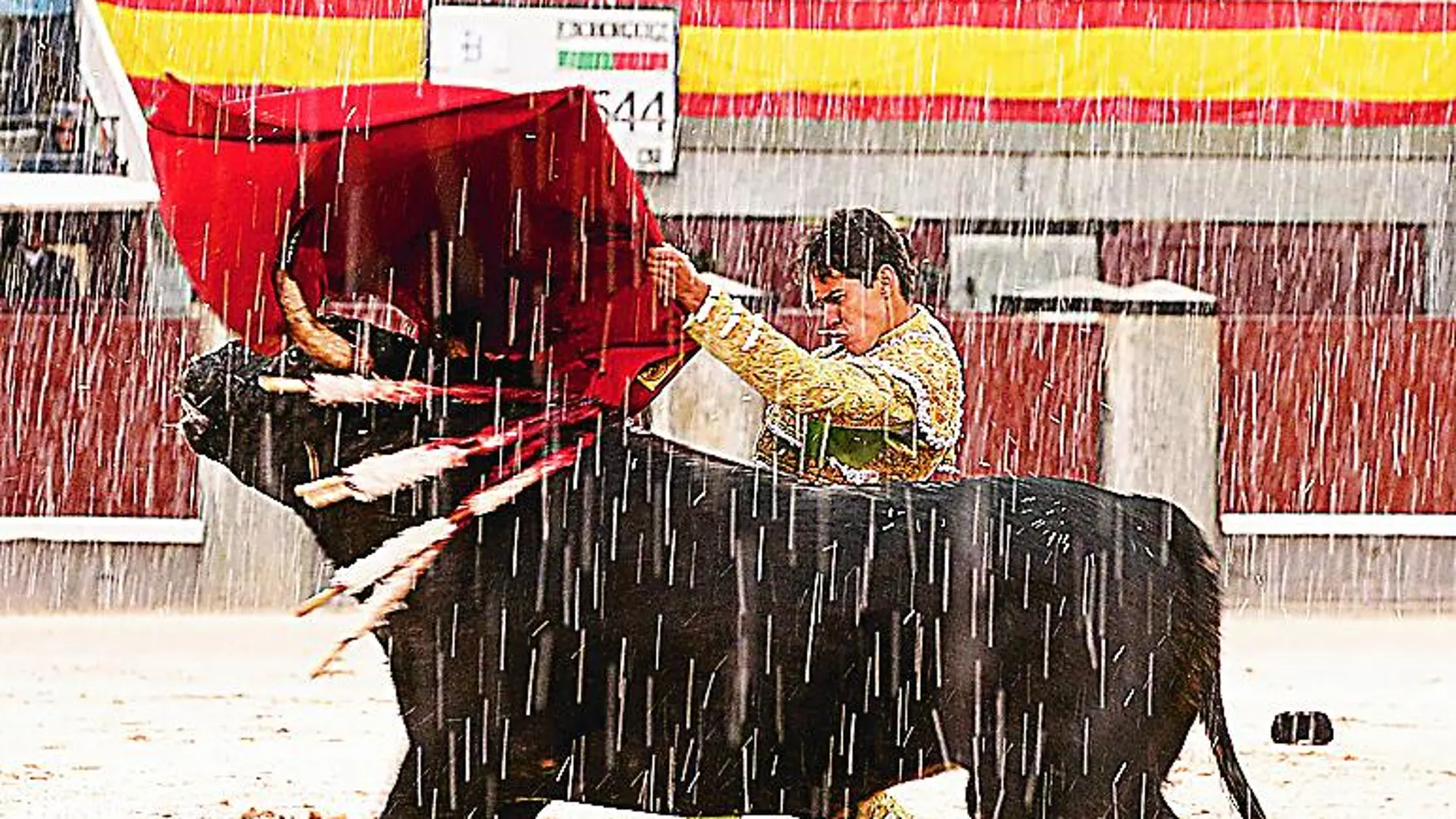 Pase de pecho de Silveti al tercero en plena granizada