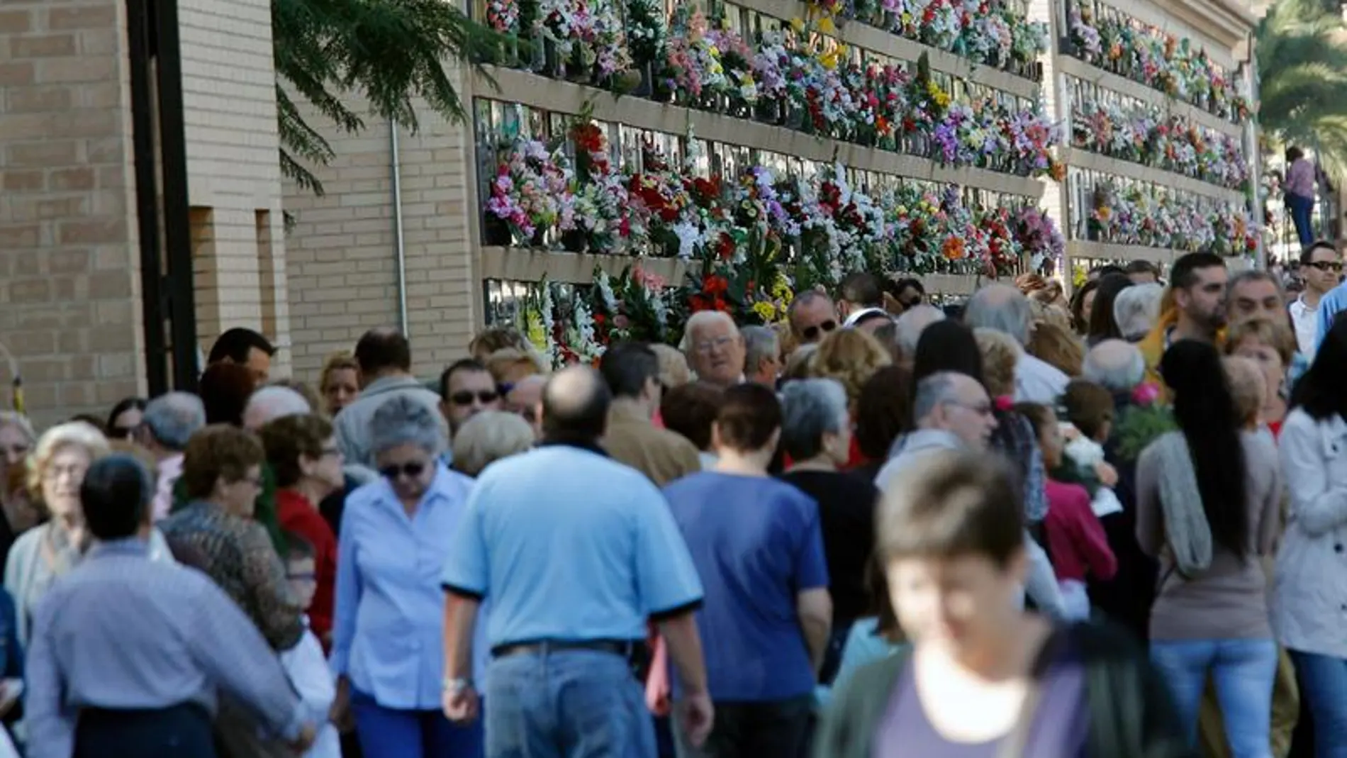 Miles de personas acuden cada año el día de Todos los Santos a visitar a sus seres queridos fallecidos