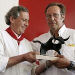 Salvador García Cebada recibe el premio a la mejor ganadería de 2012 de manos de José María Marco