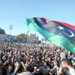Miles de personas se congregaron ayer en el centro de Trípoli en el funeral por una de las víctimas de las milicias