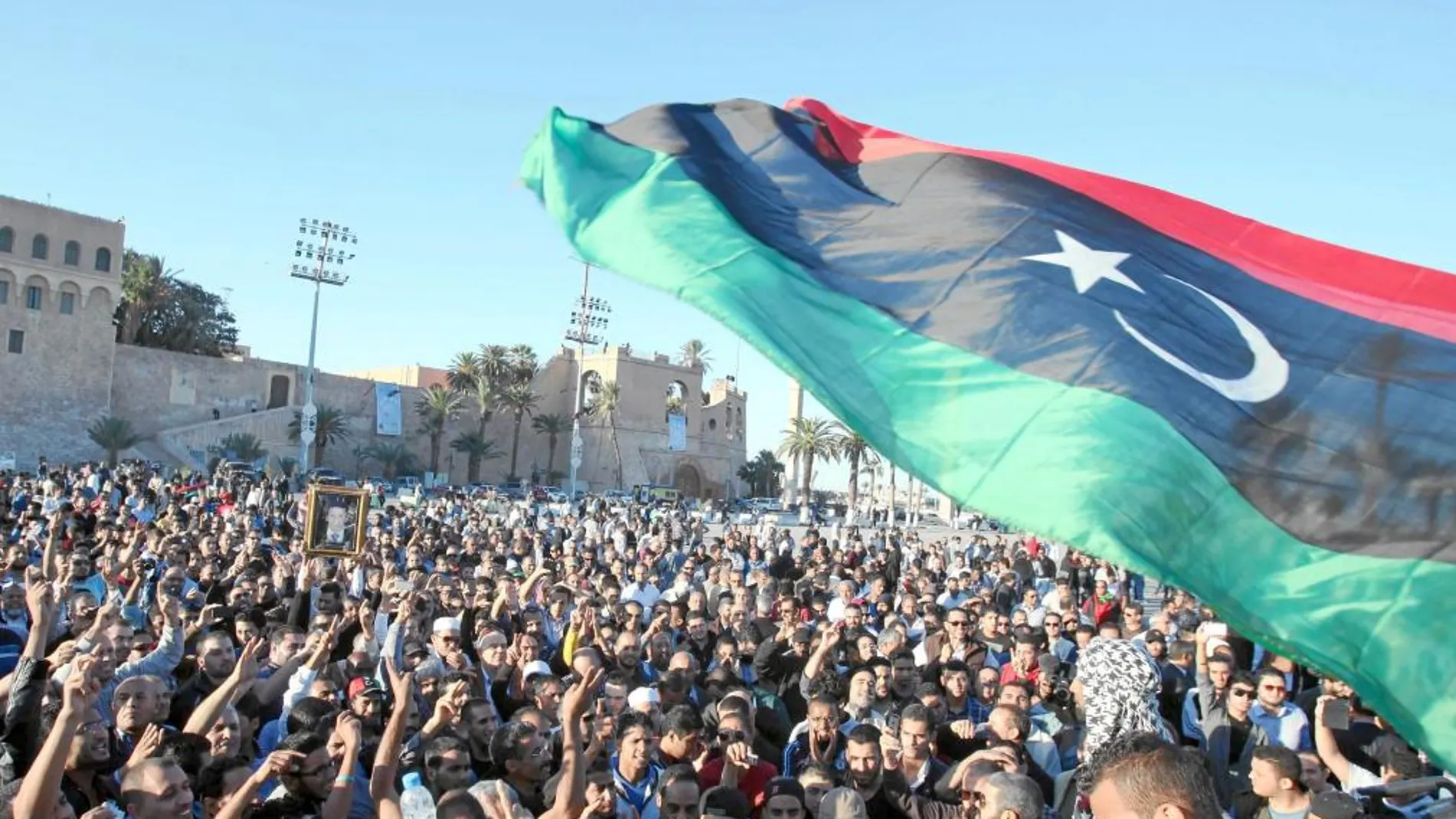 Miles de personas se congregaron ayer en el centro de Trípoli en el funeral por una de las víctimas de las milicias