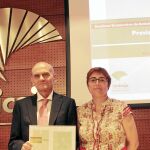 La coordinadora del informe, Felisa Becerra, y el consejero delegado de Analistas Económicos de Andalucía, Francisco García Navas