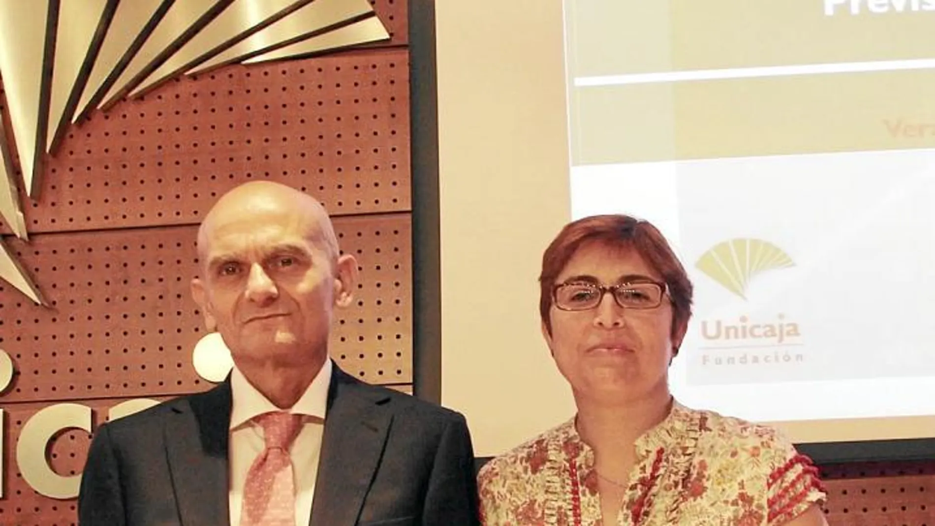 La coordinadora del informe, Felisa Becerra, y el consejero delegado de Analistas Económicos de Andalucía, Francisco García Navas