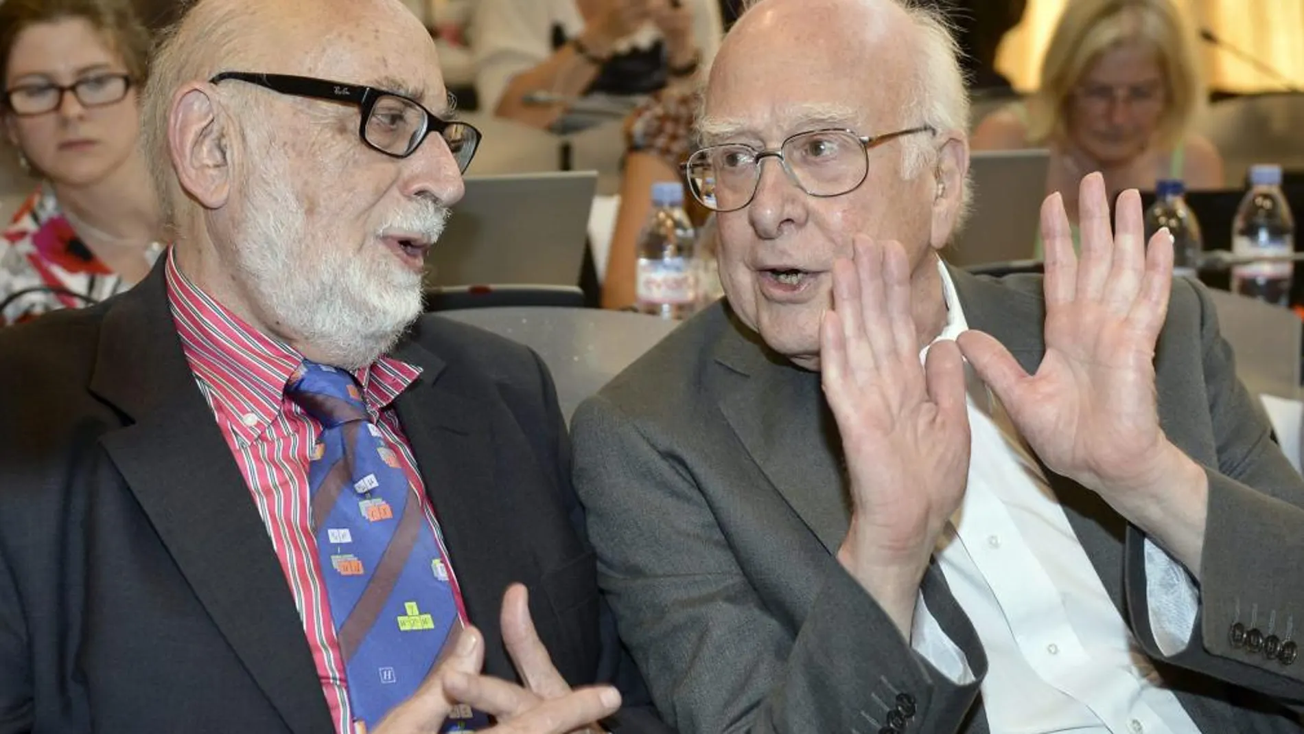 Fotografía de archivo del 04/07/2012 del físico británico Peter Higgs (d) y su compañero belga Francois Englert, autores de la teoría del "bosón de Higgs", durante un seminario del Centro Europeo de Física de Partículas (CERN) en Suiza. Higgs y el ya fallecido Englert, han recibido hoy, junto al CERN, el Premio Príncipe de Asturias de Investigación Científica y Técnica.