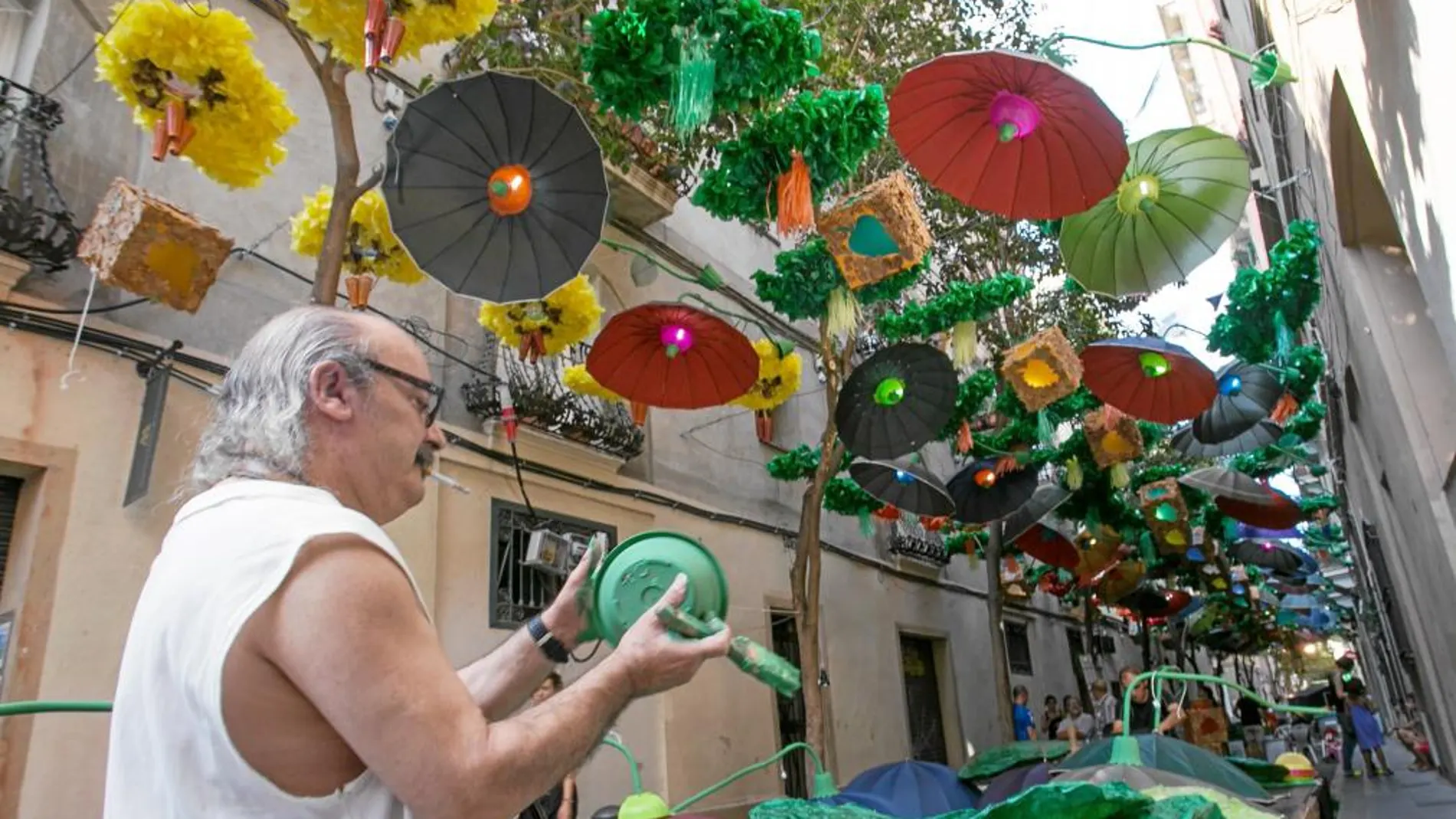 La calle Fraternitat es una de las 17 adornadas para las fiestas de Gràcia.