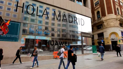 El veto de Google a Huawei está teniendo graves consecuencias para la empresa china. En la imagen, la tienda de Huawei en Madrid /EFE
