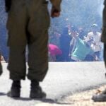 Varios manifestantes palestinos lanzan piedras contra soldados israelíes en Qadomem, cerca de Nablus el viernes