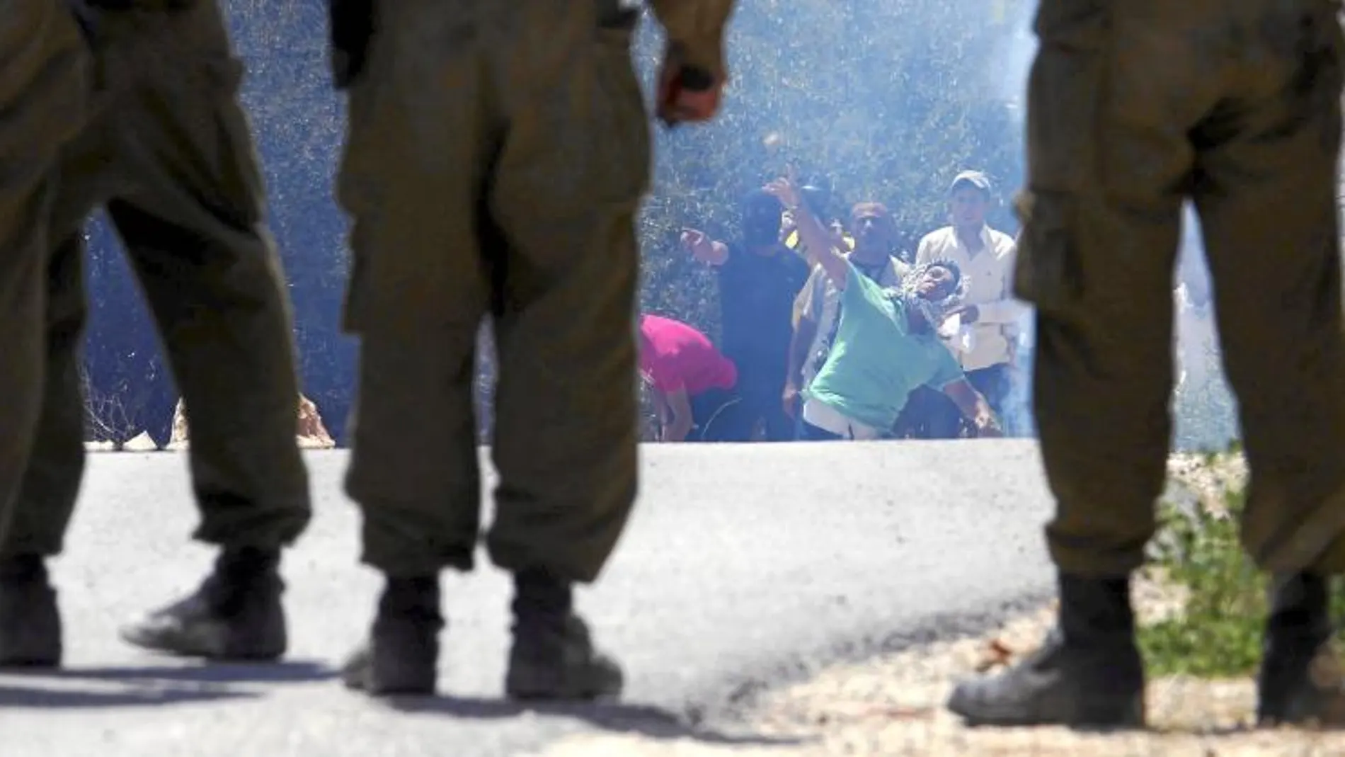 Varios manifestantes palestinos lanzan piedras contra soldados israelíes en Qadomem, cerca de Nablus el viernes