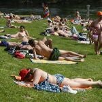 Imagen de archivo de varias personas toman el sol a la orilla del Miño, en Orense