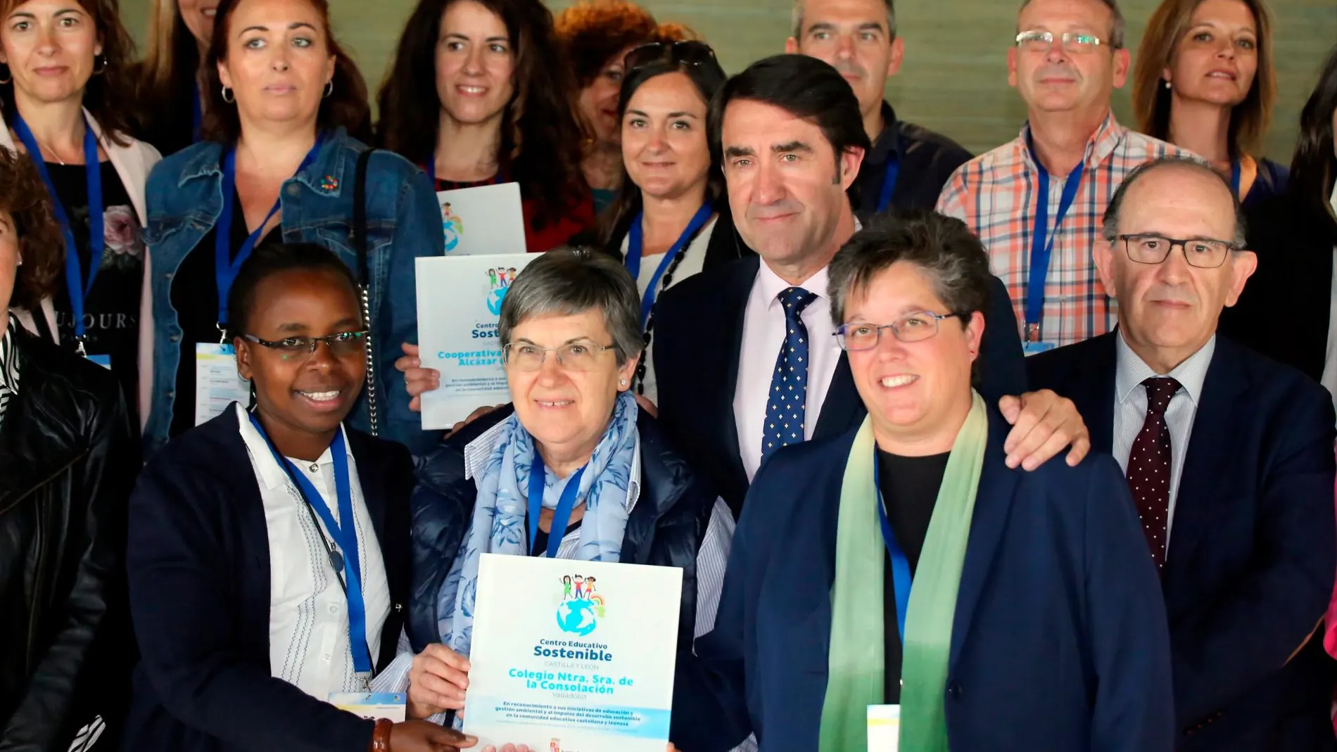 Foto de familia del consejero Suárez-Quiñones con los premiados