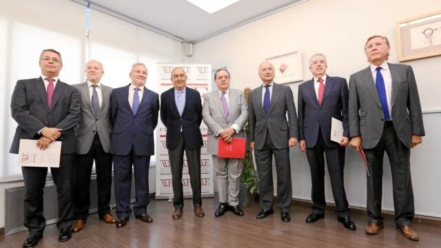 AVE fijó ayer su postura sobre el Corredor. De izquierda a derecha, Orta (AVIA), Mir (Anecoop) Ballester, presidente de Verdifresh, Félix, de pro-AVE, Boluda, presidente de AVE y Aznar, presidente de la Autoridad Portuaria de Valencia