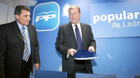 El consejero y procurador, Antonio Silván, junto al parlamentario leonés Fidentino Reyero