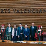 La décima legislatura autonómica arrancó ayer con la jura o promesa de todos sus diputados y la elección de la Mesa de Les Corts. Por primera vez, «las maceras» fueron mujeres (imagen inferior) Fotos: Kike Taberner