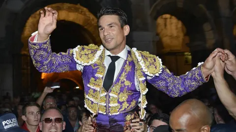 El alicantino, feliz, sale por la Puerta de los Cónsules del Coliseo romano de Nimes