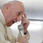 El Papa durante una rueda de prensa en su viaje de vuelta de Rumanía