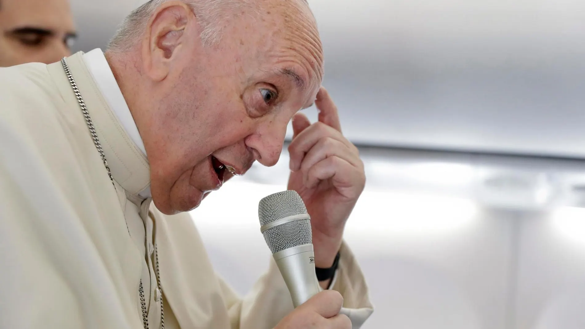 El Papa durante una rueda de prensa en su viaje de vuelta de Rumanía