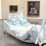 La cama de Urs Fischer, que, desvencijada alude a la lujuria, pesa 1.800 kilos aunque parezca inflable