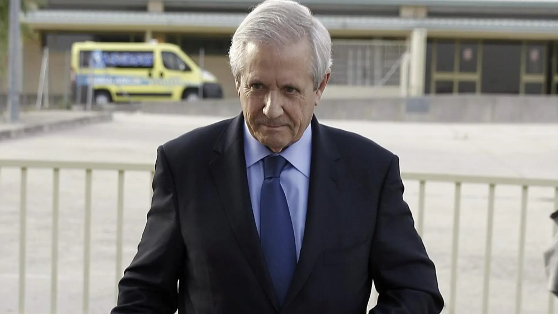 El abogado Javier Gómez de Liaño tras su reunión en la prisión madrileña de Soto del Real con el ex tesorero del PP Luis Bárcenas