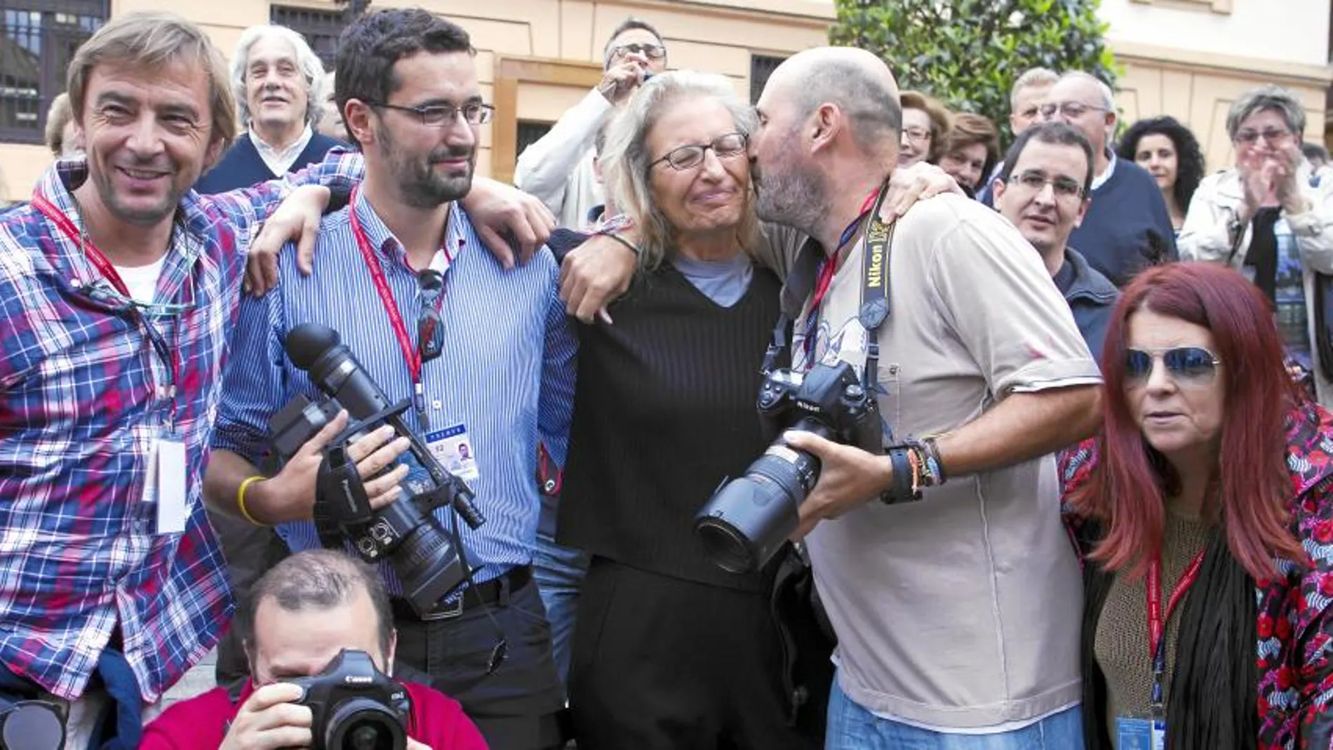 Annie Leibovitz se vio sorprendida por el cariño de los reporteros gráficos en Oviedo
