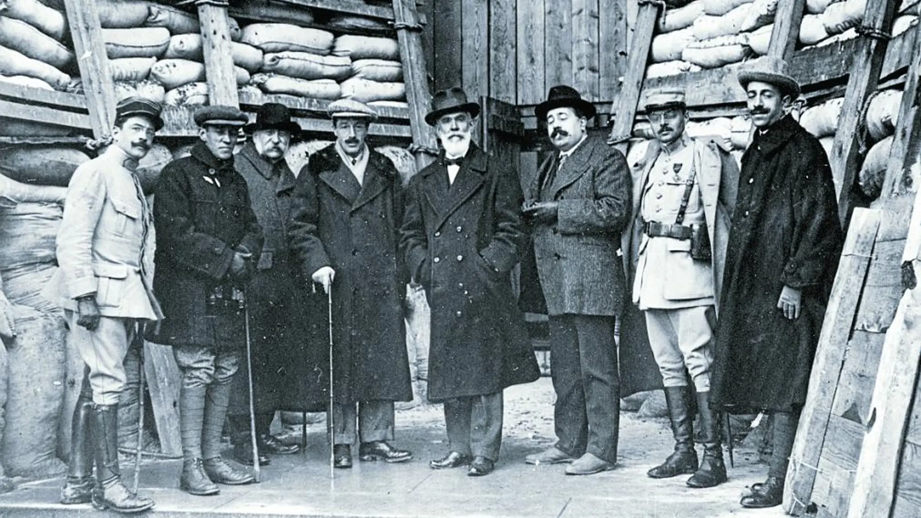 Pérez de Ayala (segundo por la izda.), como corresponsal de guerra para «La Prensa de Buenos Aires» en el frente italiano (1916)