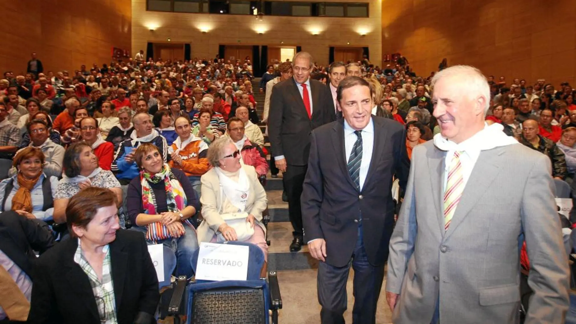 El consejero de Sanidad, Antonio Sáez Aguado junto al presidente de Feafes, Jesús Corrales