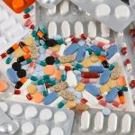 Las farmacias catalanas denuncian a la web de Glovo por vender medicamentos