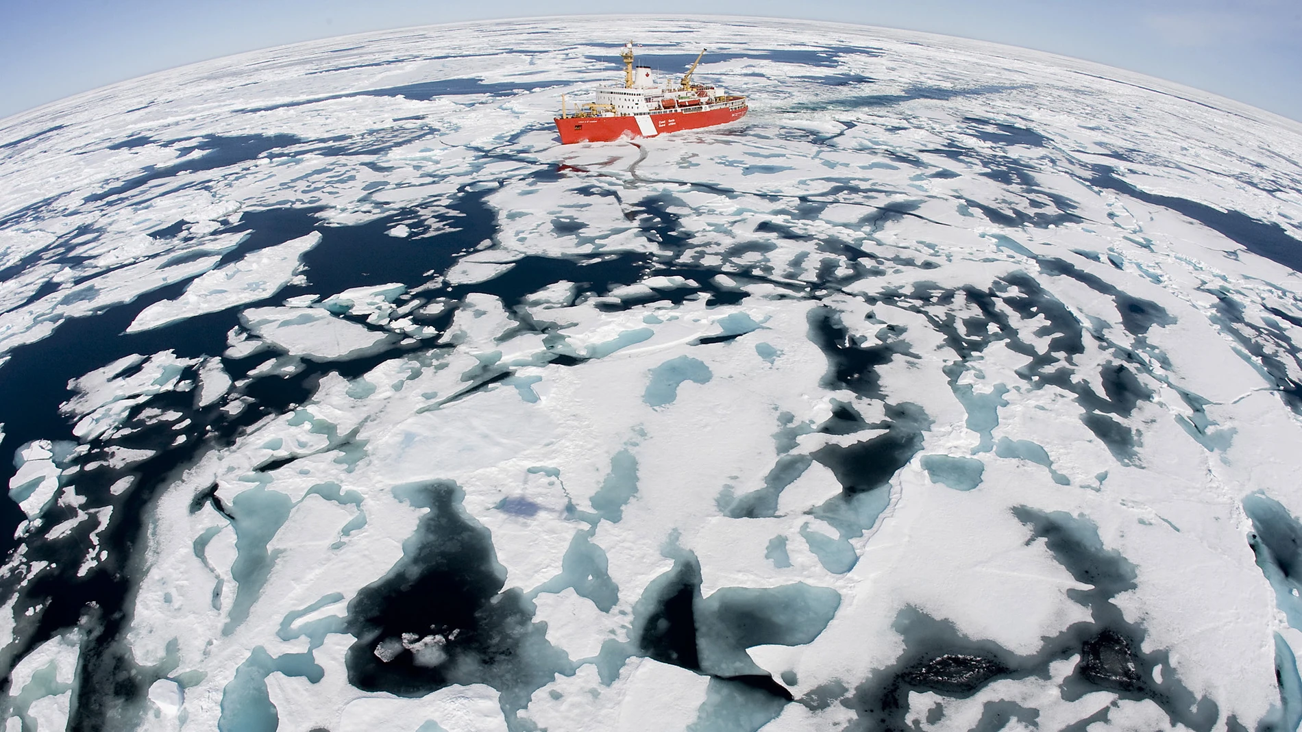 Un rompehielos navegando por la bahía Baffin, entre Groenlandia y Canadá / AP