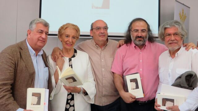 En la imagen Aníbal Lozano, Pilar Fernández Labrador, José María Muñoz QuIrós, Alfredo Pérez Alencart y Luis Carnicero, durante la presentación de esta antología en Salamanca