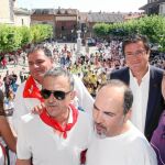 Óscar López y el alcalde de Tudela de Duero, Óscar Soto, junto con los pregoneros de las fiestas