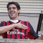 A Kaká no se le había visto nunca tan sonriente en los últimos meses. El jugador brasileño llegó ayer a Milán, se enfundó la camiseta rojinegra y se señaló el corazón